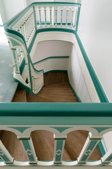 Pałac w Drulitach. Klatka schodowa z drewnianą malowaną balustradą.  Projekt wnętrza Ewa Kanach