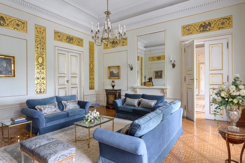 Pałac Prezydencki Krakowskie Przedmieście, Pokój Wypoczynkowy, projekt dekoracyjnych poduszek na sofy, projekt wnętrz pałacowych, projektowanie wnętrz historycznych, Projektowanie wnętrz muzealnych, Projektowanie wnętrz klasycznych,