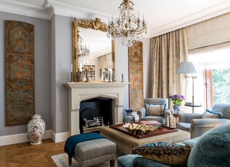 Salon w apartamencie w centrum Warszawy, urządzony z wykorzystaniem antyków i mebli tapicerowanych na zamówienie, projekt Kanach Interiors.”