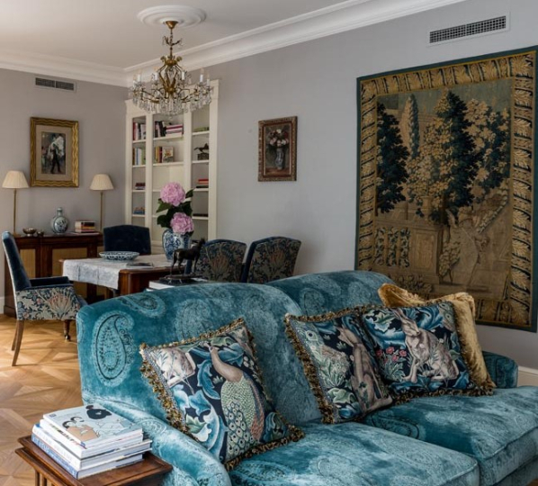 Salon z tapisserią w apartamencie w centrum Warszawy, urządzony z wykorzystaniem antyków i mebli tapicerowanych na zamówienie, projekt Kanach Interiors.”