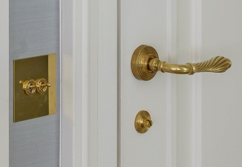 Klamka drzwiowa i łącznik z mosiądzu. Projekt wnętrza Ewa Kanach