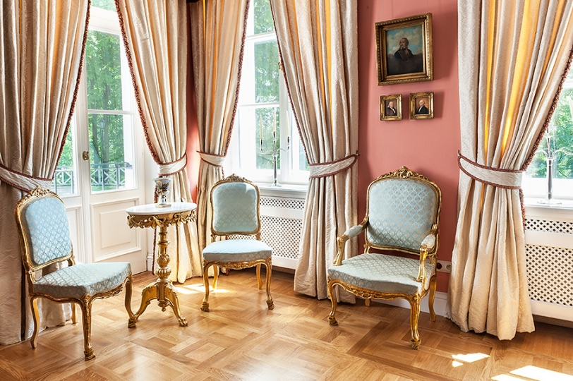 Mały salonik poświęcony Pułaskiemu w Ameryce. Komplet mebli złoconych, dekoracje okienne. Projekt wnętrza KANACH INTERIORS
