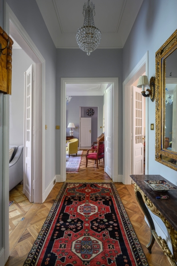 Apartament w stylu klasycznym w starej kamienicy, stare, antyczne dywany, przedwojenna sztukateria, stare parkiety dębowe, ceramika Imari, projektowanie wnętrz stylowych, projektowanie wnętrz klasycznych