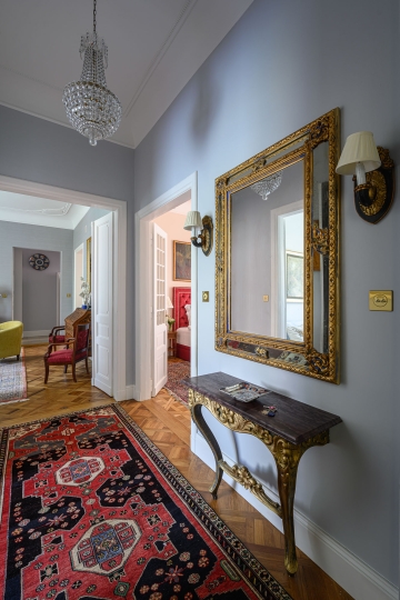 Apartament w stylu klasycznym w starej kamienicy, kryształowy żyrandol, stare, antyczne dywany, przedwojenna sztukateria, stare parkiety dębowe, ceramika Imari, projektowanie wnętrz stylowych, projektowanie wnętrz klasycznych