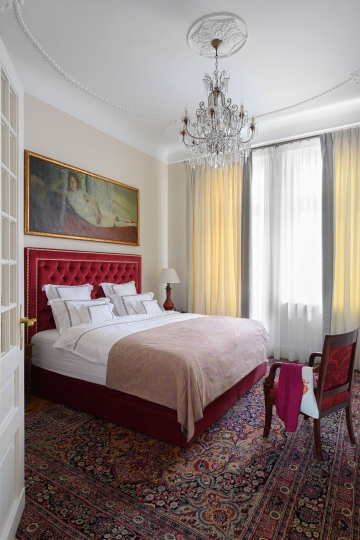 Sypialnia w stylu retro, żyrandol kryształowy, antyczny dywan, tkany ręcznie, zagłówek tapicerowany, pikowany na zamówienie, apartament w starej kamienicy, projektowanie wnętrz stylowych
