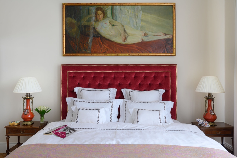 Sypialnia w stylu retro, zagłówek tapicerowany, pikowany na zamówienie, apartament w starej kamienicy, projektowanie wnętrz stylowych