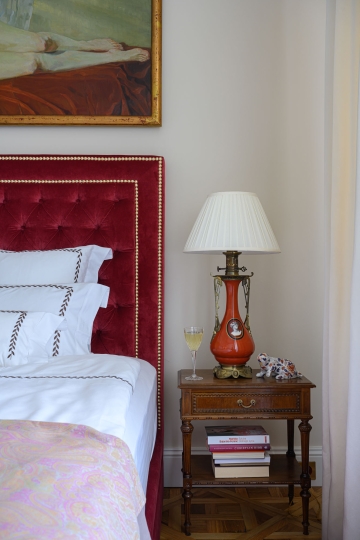 Sypialnia w stylu retro, zagłówek tapicerowany, pikowany na zamówienie, apartament w starej kamienicy, projektowanie wnętrz stylowych