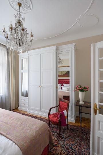 Sypialnia w stylu retro, żyrandol kryształowy, garderoba do sypialni na zamówienie, zagłówek tapicerowany, pikowany na zamówienie, apartament w starej kamienicy, projektowanie wnętrz stylowych