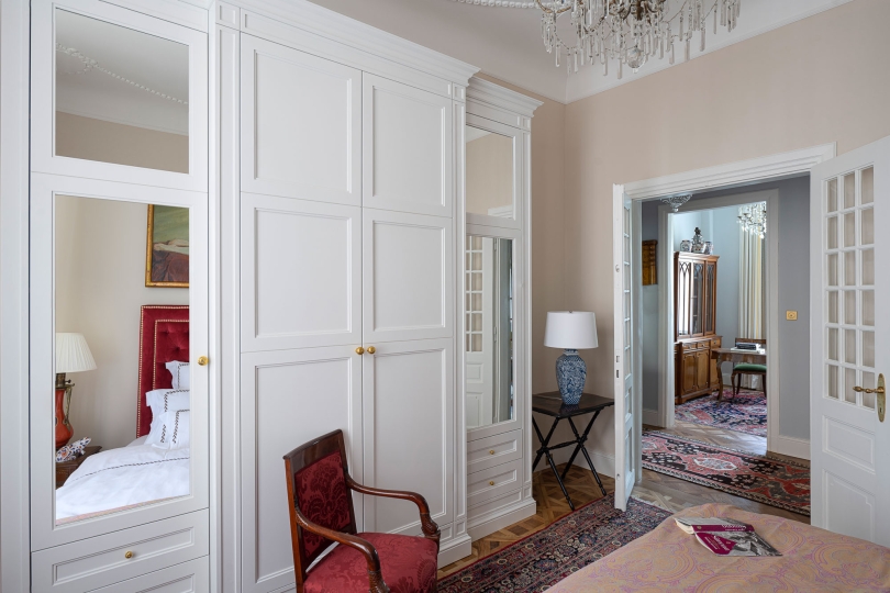 Sypialnia w stylu retro, garderoba do sypialni na zamówienie, zagłówek tapicerowany, pikowany na zamówienie, apartament w starej kamienicy, projektowanie wnętrz stylowych