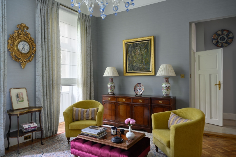 Apartament w stylu klasycznym w starej kamienicy, stare, antyczne dywany, przedwojenna sztukateria, stare parkiety dębowe, ceramika Imari, projektowanie wnętrz stylowych, projektowanie wnętrz klasycznych