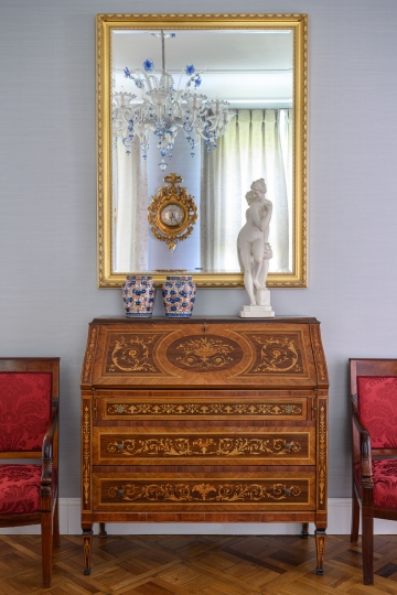 Apartament w stylu klasycznym w starej kamienicy, żyrandol Murano, stare parkiety dębowe, , projektowanie wnętrz stylowych, sekretera intarsjowana, projektowanie wnętrz klasycznych