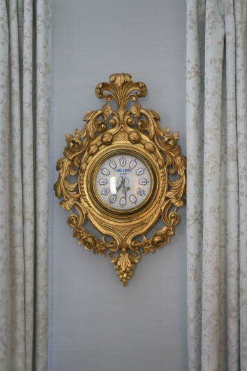 Apartament w stylu klasycznym w starej kamienicy, antyczny, złocony zegar na ścianę