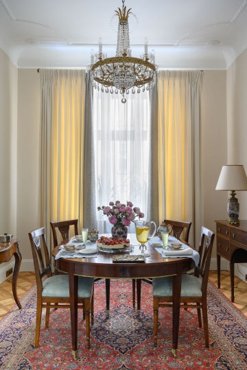 Apartament w stylu klasycznym w starej kamienicy. Jadalnia w stylu retro, żyrandole kryształowe, przedwojenna sztukateria, stare parkiety dębowe, dywany ręcznie tkane, dywany antyczne,  projektowanie wnętrz stylowych, projektowanie wnętrz klasycznyche, żyrandol kryształowy, sztukateria przedwojenna,