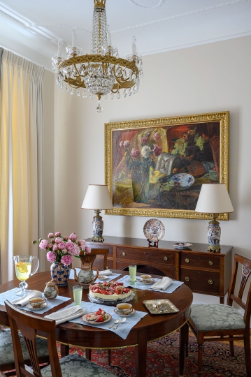 Apartament w stylu klasycznym w starej kamienicy. Jadalnia w stylu retro, żyrandole kryształowe, przedwojenna sztukateria, stare parkiety dębowe, dywany ręcznie tkane, dywany antyczne,  projektowanie wnętrz stylowych, projektowanie wnętrz klasycznyche, żyrandol kryształowy, sztukateria przedwojenna,