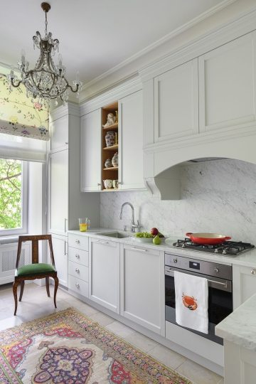Kuchnia w stylu retro, kuchnia w stylu klasycznym, projektowanie wnętrz stylowych, projektowanie wnętrz klasycznych, projektowanie mebli kuchennych na zamówienie, kryształowy żyrandol, dywany antyczne ręcznie tkane,