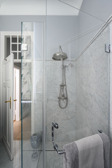 Łazienka marmurowa, angielskie baterie łazienkowe, Łazienka w marmurze carrara, projektowanie łazienek w stylu klasycznym,