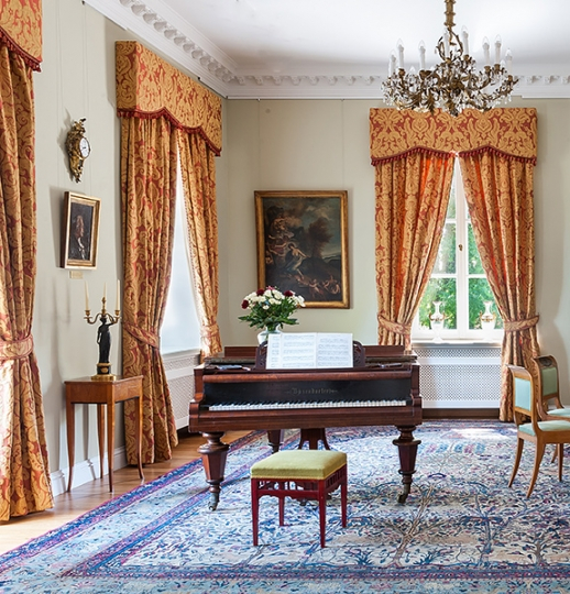 Zasłony z lambrekinami uszyte z tkaniny marki Zoffany. Muzeum w Warce. Projekt KANACH INTERIORS