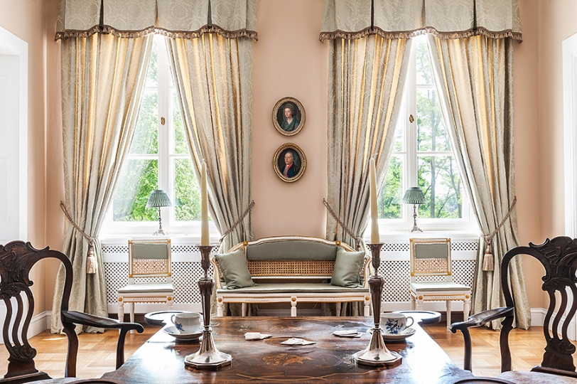 Zasłony z lambrekinami na bawełnianej podszewce. Muzeum w Warce. Projekt KANACH INTERIORS