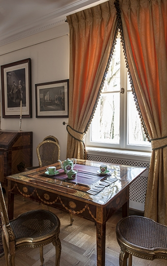 Zasłona z podpięciami na mosiężnym karniszu w Muzeum w Warce. Projekt KANACH INTERIORS