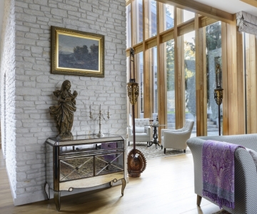 Salon, ściana z ogromnymi przeszkleniami. Projekt wnętrza KANACH INTERIORS