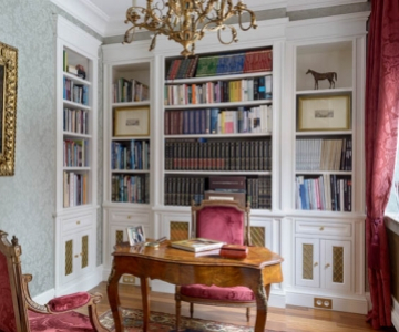 Biała biblioteka w stylu klasycznym z antycznym biurkiem. Projekt wnętrz Ewa Kanach