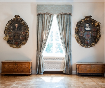 Zasłona w przedsionku w Muzeum w Warce. Projekt KANACH INTERIORS