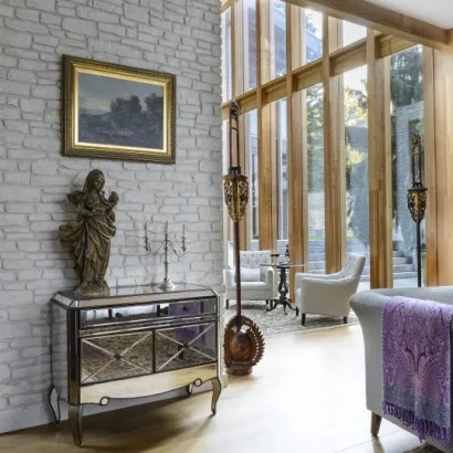 Salon, ściana z ogromnymi przeszkleniami. Projekt wnętrza KANACH INTERIORS