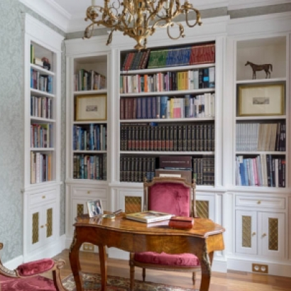 Biała biblioteka w stylu klasycznym, antyczny żyrandol złocony, antyczne biurko intarsjowane, projektowanie wnętrz ponadczasowych, projektowanie wnętrz stylowych, projektowanie wnętrz klasycznych. projektowanie mebli wykonywanych na indywidualne zamówienie